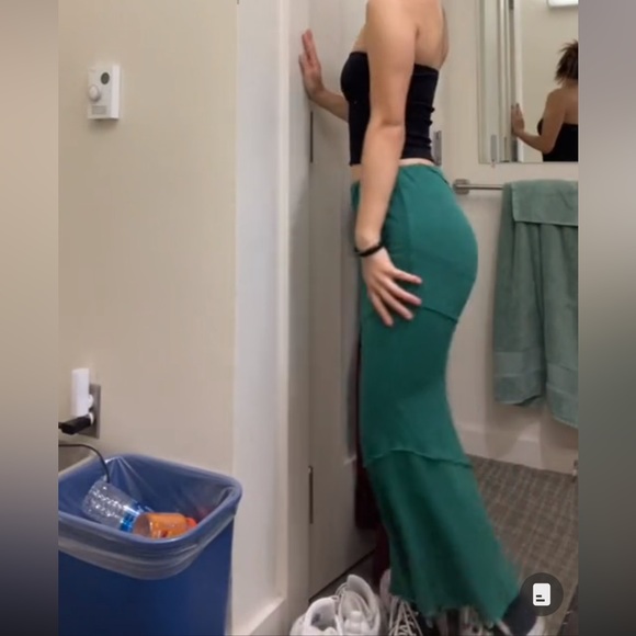 Princess Polly Oscar maxi skirt forest green size 2 bnwot - Picture 3 of 3